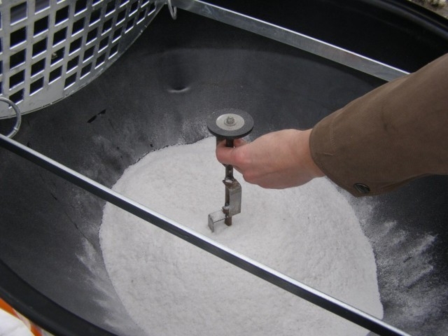 Rozmetadlo soli a umělých granulovaných hnojiv KRH 03 se sedačkou